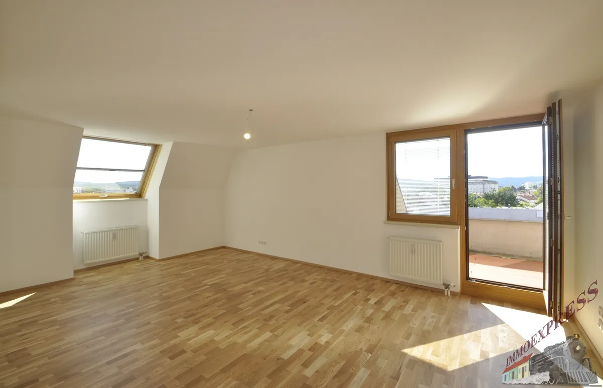Willkommen über den Dächern der Stadt! Neu sanierte Dachterrassenwohnung mit weitem Panoramablick in bester Lage in der Nähe des EKZ ALEX! – pohled 3