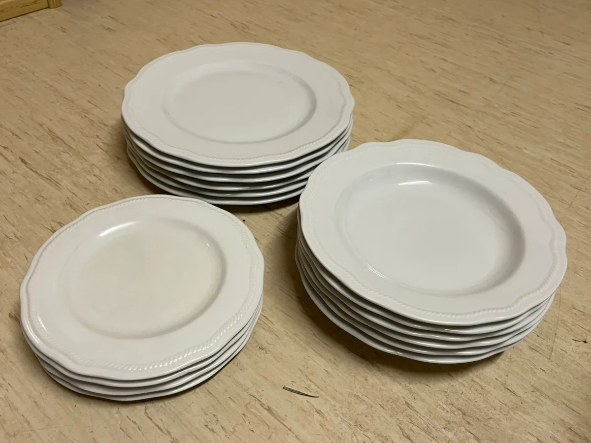 Geschirrset italienisches Porzellan, € 28,- (9900 Lienz)