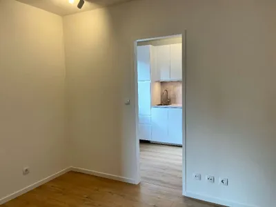 Sanierte Garconniere mit Loggia in ruhiger Seitenstraße, optional möbliert – Bild 2