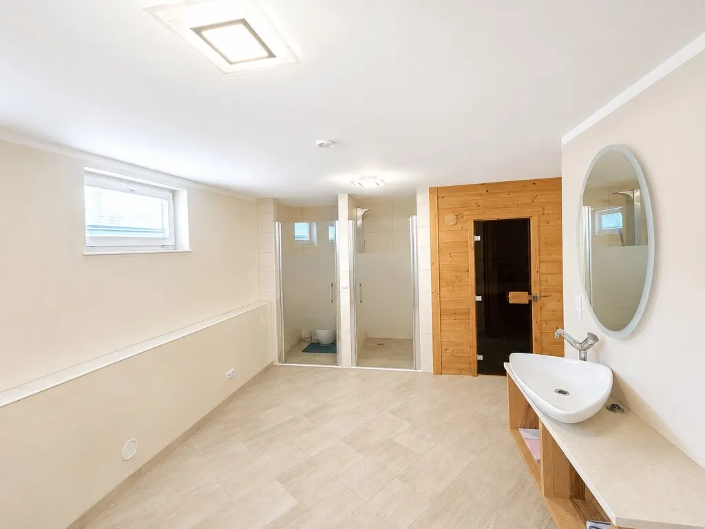 Exklusives Haus mit Resort-Feeling, Keller und Garage - Garten, Pool, Sauna und Wellnessbereich - Ansicht 2