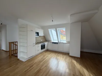 Atemberaubende 3- Zimmer- Dachgeschosswohnung | unbefristet | mit Terrasse