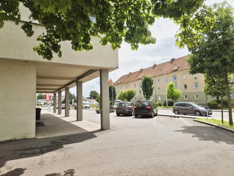 Attraktives Geschäftslokal in zentraler Lage von Steyr mit 4 großen Schaufenstern und Parkplätze! 123 m² NFL! - Ansicht 3