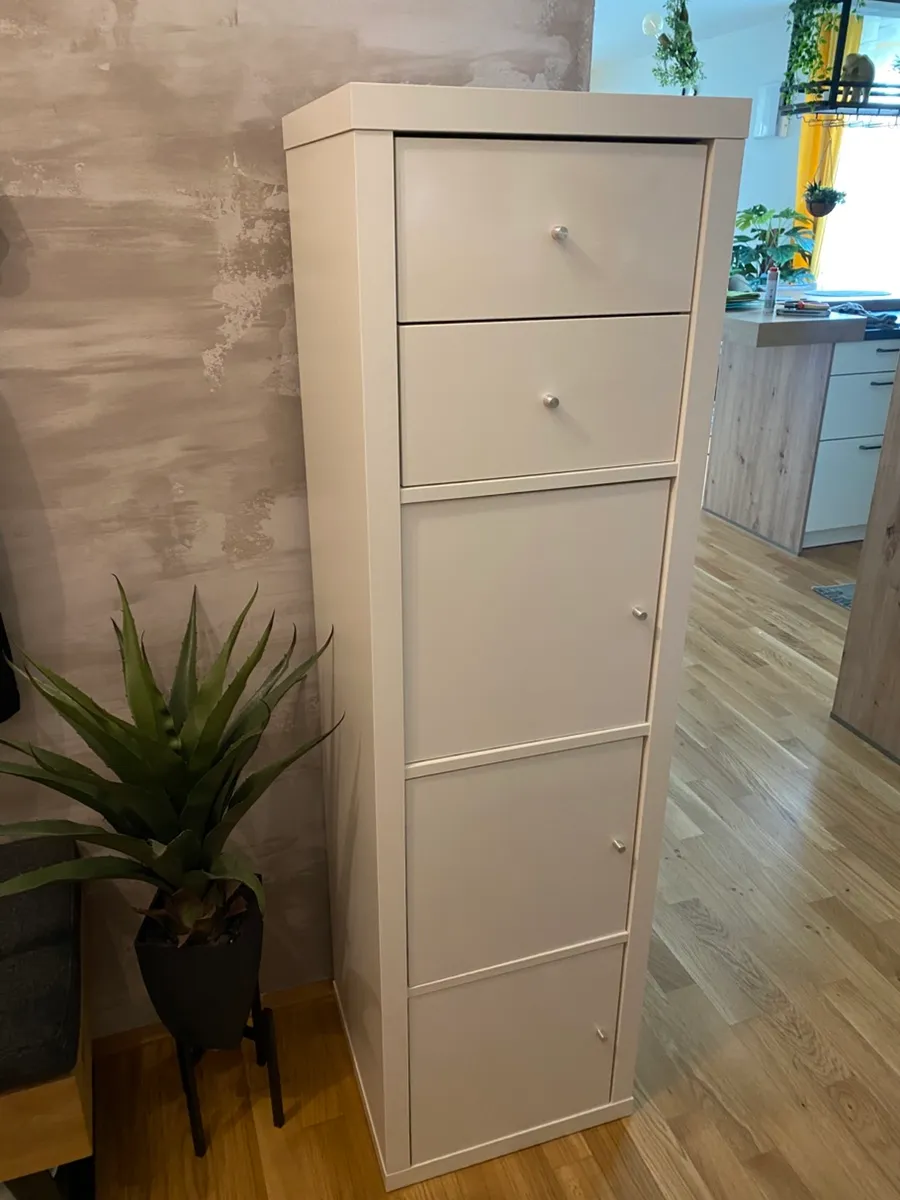 Kallax regal hochglanz weiß, € 60,- (4600 Wels)