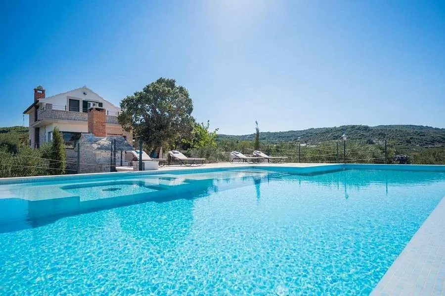 Mediterranes Anwesen mit Steinhaus, Swimmingpool und großem Grundstück - Ansicht 3