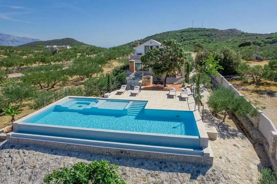 Mediterranes Anwesen mit Steinhaus, Swimmingpool und großem Grundstück - Ansicht 2