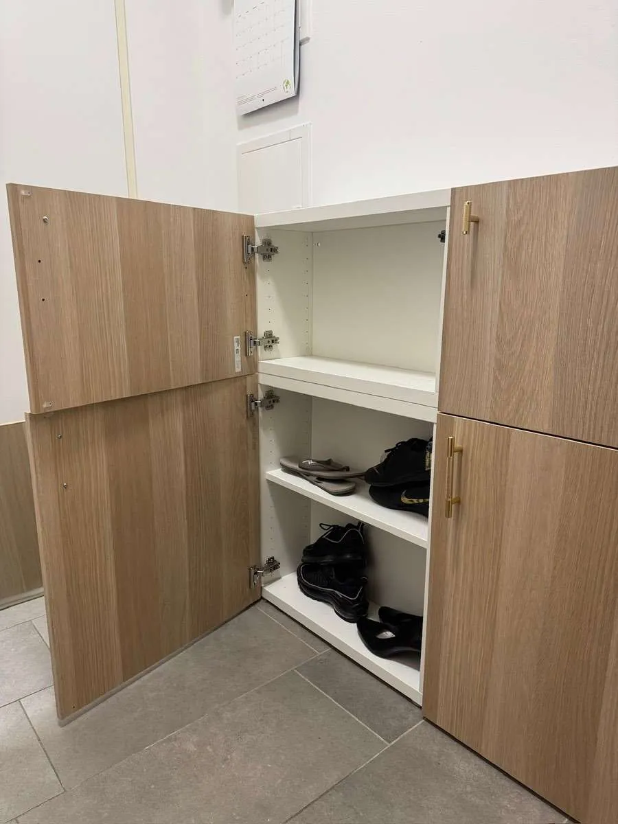 Ikea Besta Schuhschrank Weiß/ Eiche, € 70,- (4053 Nettingsdorf)