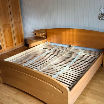 Bett aus Vollholz 180x200, € 40,- (1220 Wien)