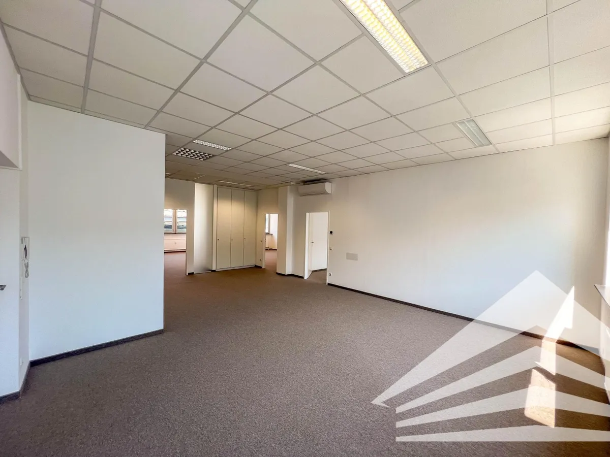 Neu saniertes Büro mit Klimaanlage in Bahnhofsnähe! Parkplätze! - Ansicht 2