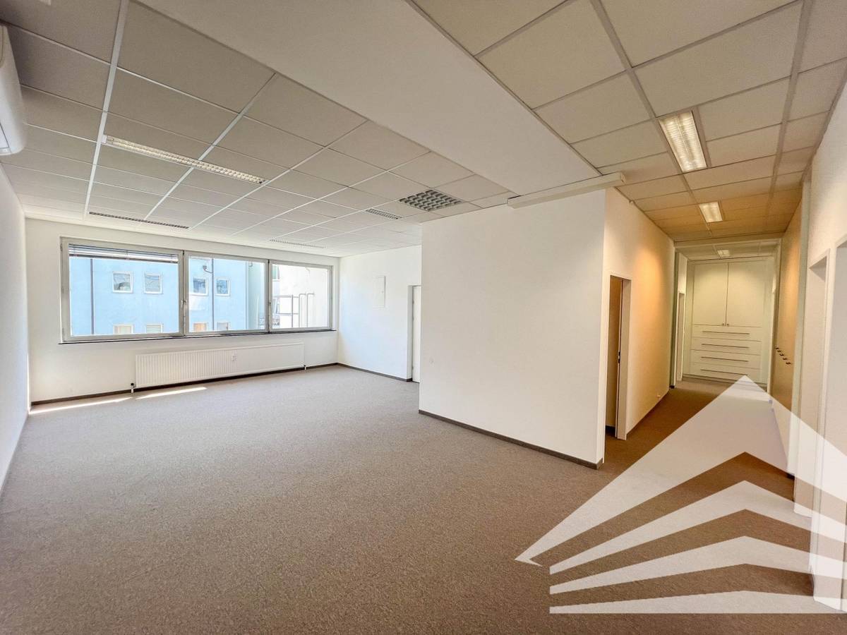 Neu saniertes Büro mit Klimaanlage in Bahnhofsnähe! Parkplätze!, Linz
