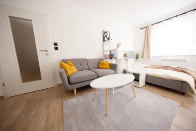 Renoviertes vollmöbliertes Top-Floor Apartment mit All-in Miete - einfach einziehen. – Bild 3