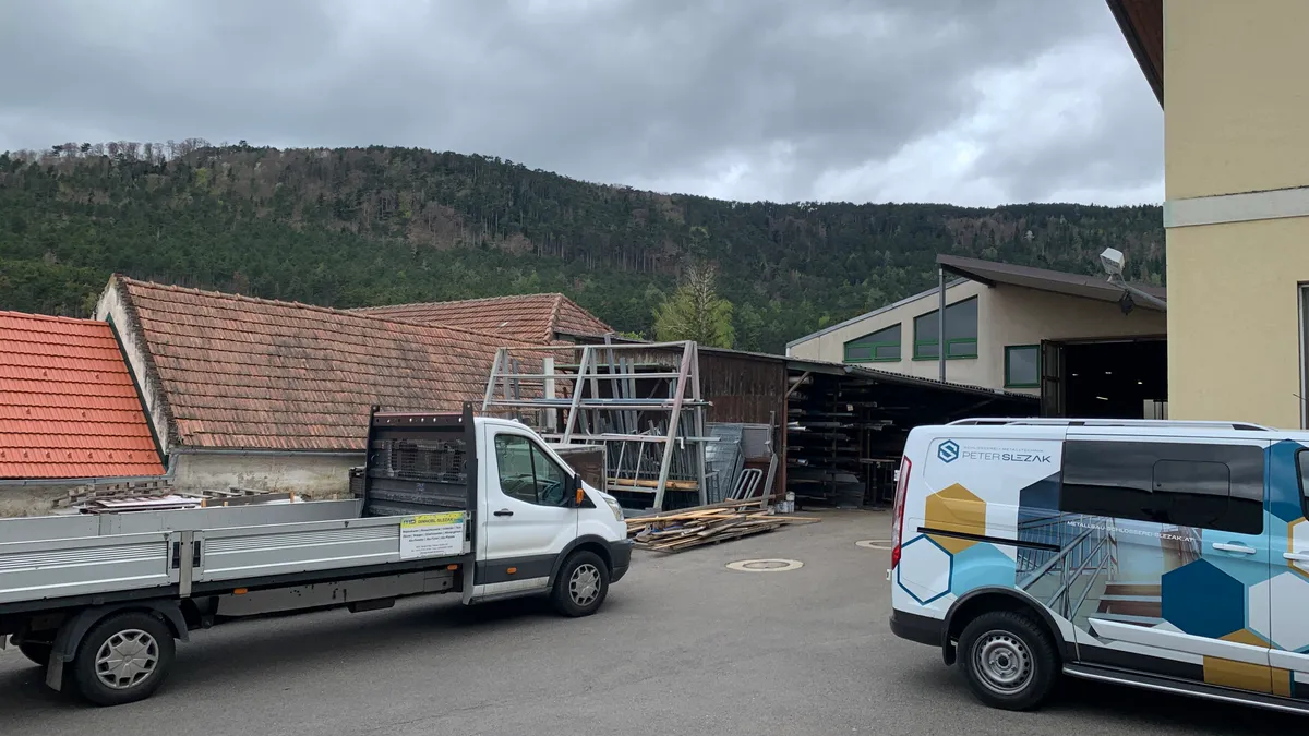 Neuer Preis: Betriebsgebäude mit Werkhallen und Garage - Ansicht 2
