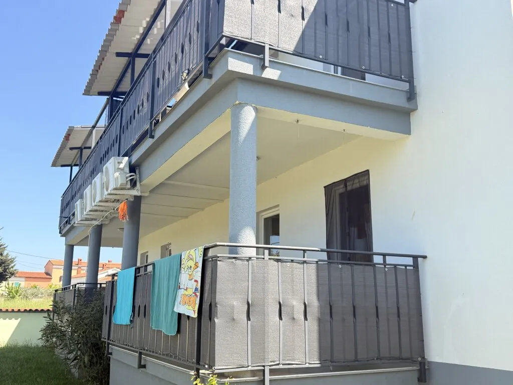Mediterraner Wohnraum in Pula : Moderne 3 Zimmer - Wohnung- mit Privat- Pool , Garten & Grillecke - Ansicht 3