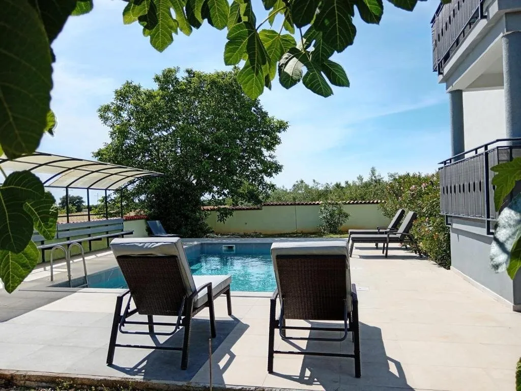 Mediterraner Wohnraum in Pula : Moderne 3 Zimmer - Wohnung- mit Privat- Pool , Garten & Grillecke - Ansicht 2