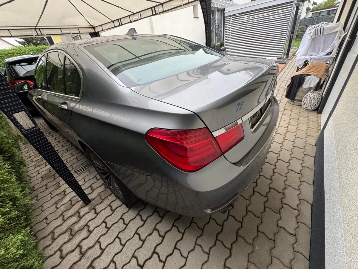 BMW 7 Series 2010 photo 3