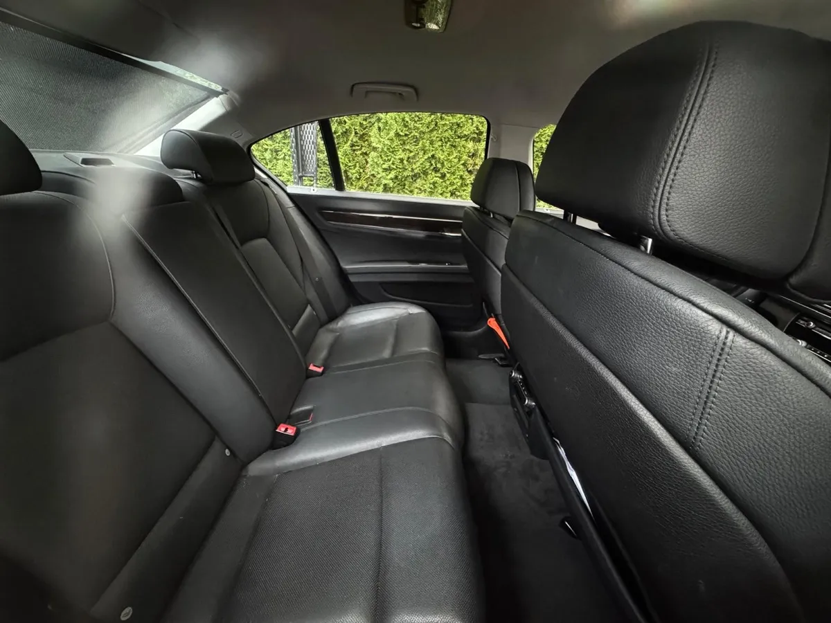 BMW 7 Series 2010 photo 2