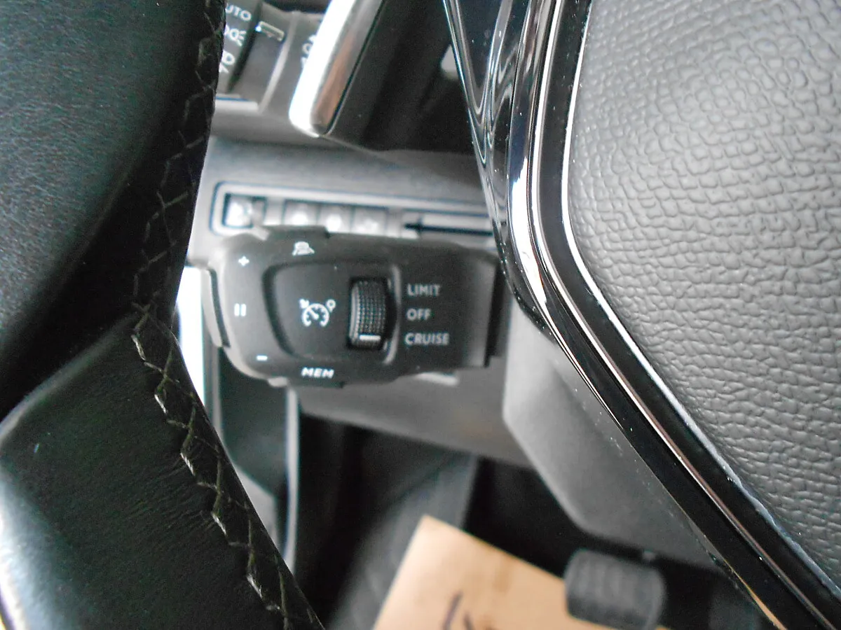 Peugeot 5008 1.5 BlueHDi 130 FAP Allure Pack (EURO 6d) – Bild 8