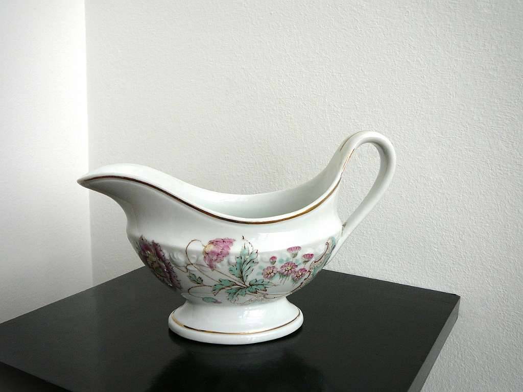 True Vintage: Wunderschöne original Jugendstil- Sauciere! Schnäppchen! Porzellan weiß mit farbigem Blumenmuster & 24 Karat Goldrand! Handarbeit, gestempelt! Art Deco Saucenschüssel floral retro Nostalgie antik Soßenkännchen handbemalt mit Echtgold