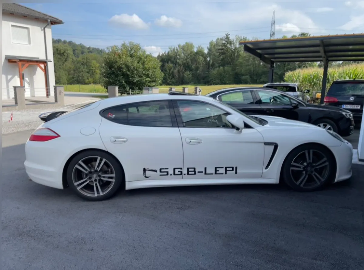 Porsche Panamera 2012 photo 2