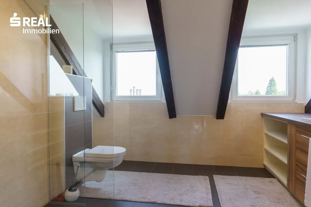 Wunderschöner Ausblick und Ruhelage - DG mit 64m², 2 Zi plus Wohnküche laufend saniert! - Ansicht 3