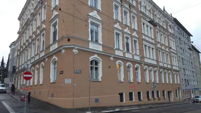 Privat: 5 Zimmer Wohnung (Büro oder Ordination auch möglich))