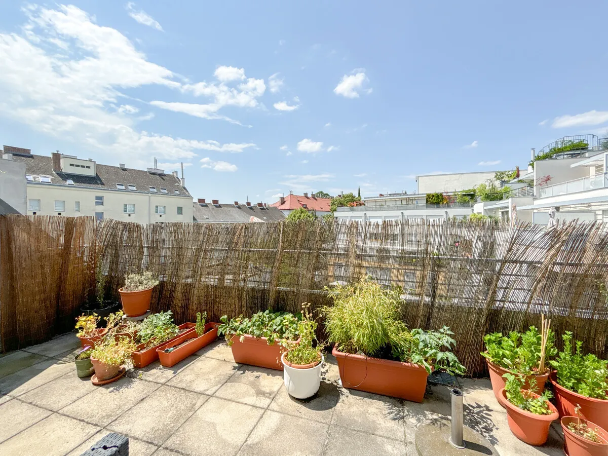 Exklusives Dachgeschossjuwel mit Balkon, Terrasse und Garagenplatz nahe Schubertpark - Widok 2