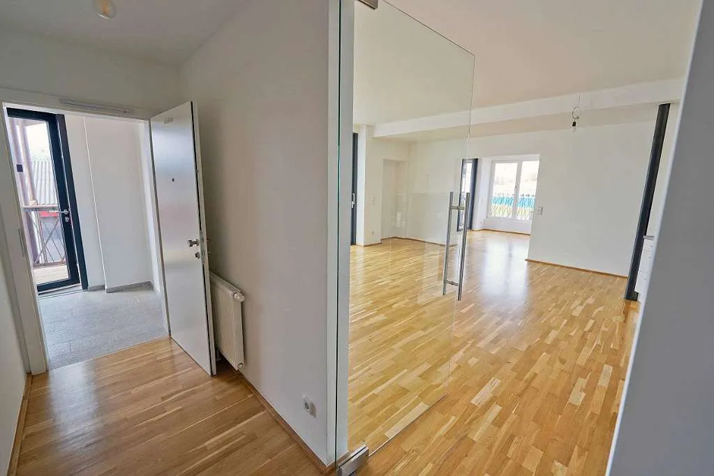 (RESERVIERT!!) Extravagante Eigentumswohnung mit großem Balkon, XXL Loggia und Carport-Stellplatz in Stadtnähe mit ländlichem Flair – pohled 3