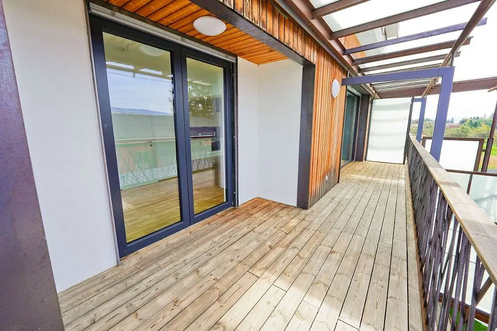 (RESERVIERT!!) Extravagante Eigentumswohnung mit großem Balkon, XXL Loggia und Carport-Stellplatz in Stadtnähe mit ländlichem Flair – pohled 2