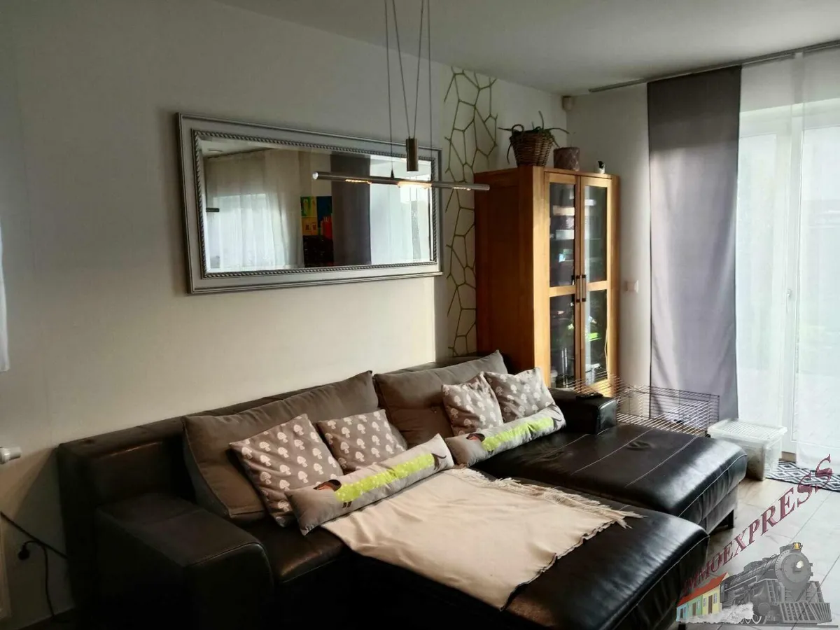 Stilvolle Doppelhaushälfte mit kleinem Garten und 2 PKW-Stellplätzen in Traiskirchen wartet auf Sie! - Ansicht 2