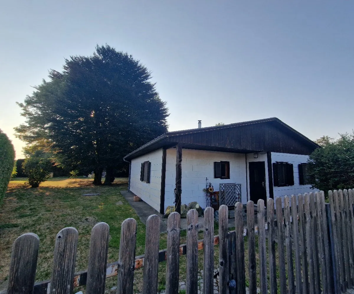 Großzügiges Bauland mit Holzhaus, Bachnähe & Altbaumbestand