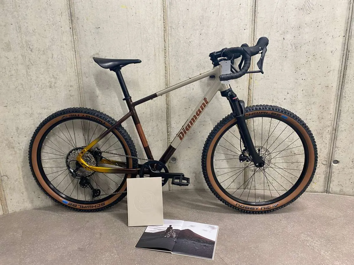 fahrradständer spinning CycleStand Pro Vertikaler für den Innenbereich, Fahrradträger für Garage, aufrechte Fahrradhalterung, hält MTB, Straße und Color:Dunkle Weiß Bertoni Selbsttönend Fahrradbrille Rennbrille Category:MTB Cross Fully_17 kg
