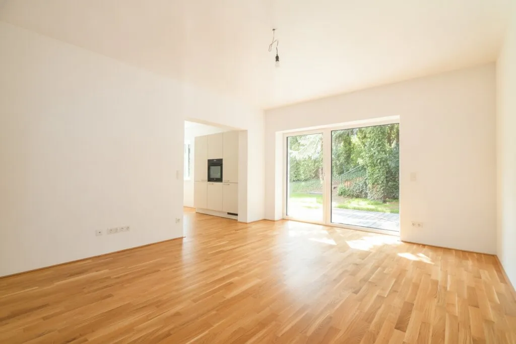 ERSTBEZUG NACH SANIERUNG - MODERNE VILLENENTAGE mit 3-Zimmern (barrierefrei), großem Garten und Autoabstellplatz in bester Wohnlage - Ansicht 2