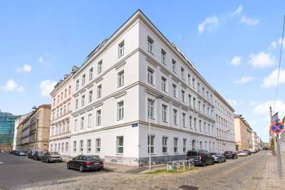 Kurzzeitmiete - Wohnen auf Zeit - Juli und August 2026- Vollmöblierte Altbauwohnung in zentraler Lage mit Terrasse. Vienna downtown! Fully furnished old building flat in central location with terrace for limited term rental July & August 2026