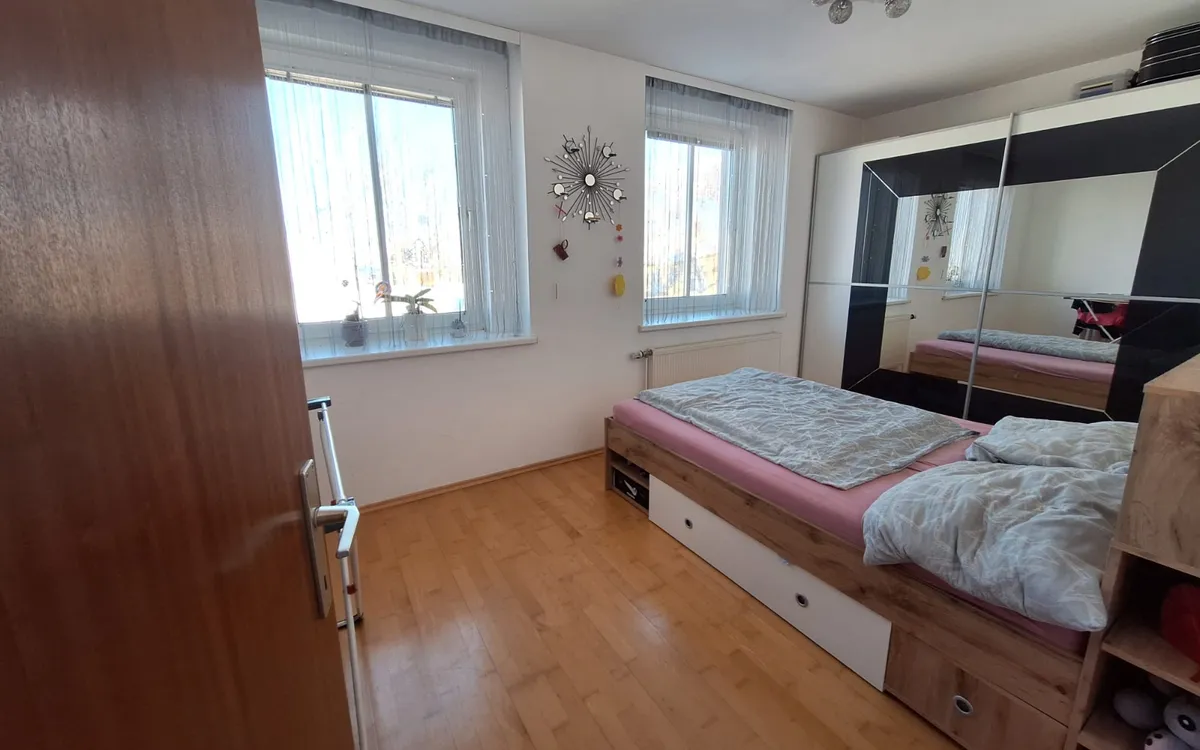 Freundliche Familienwohnung mit Loggia im 2. OG – pohled 3