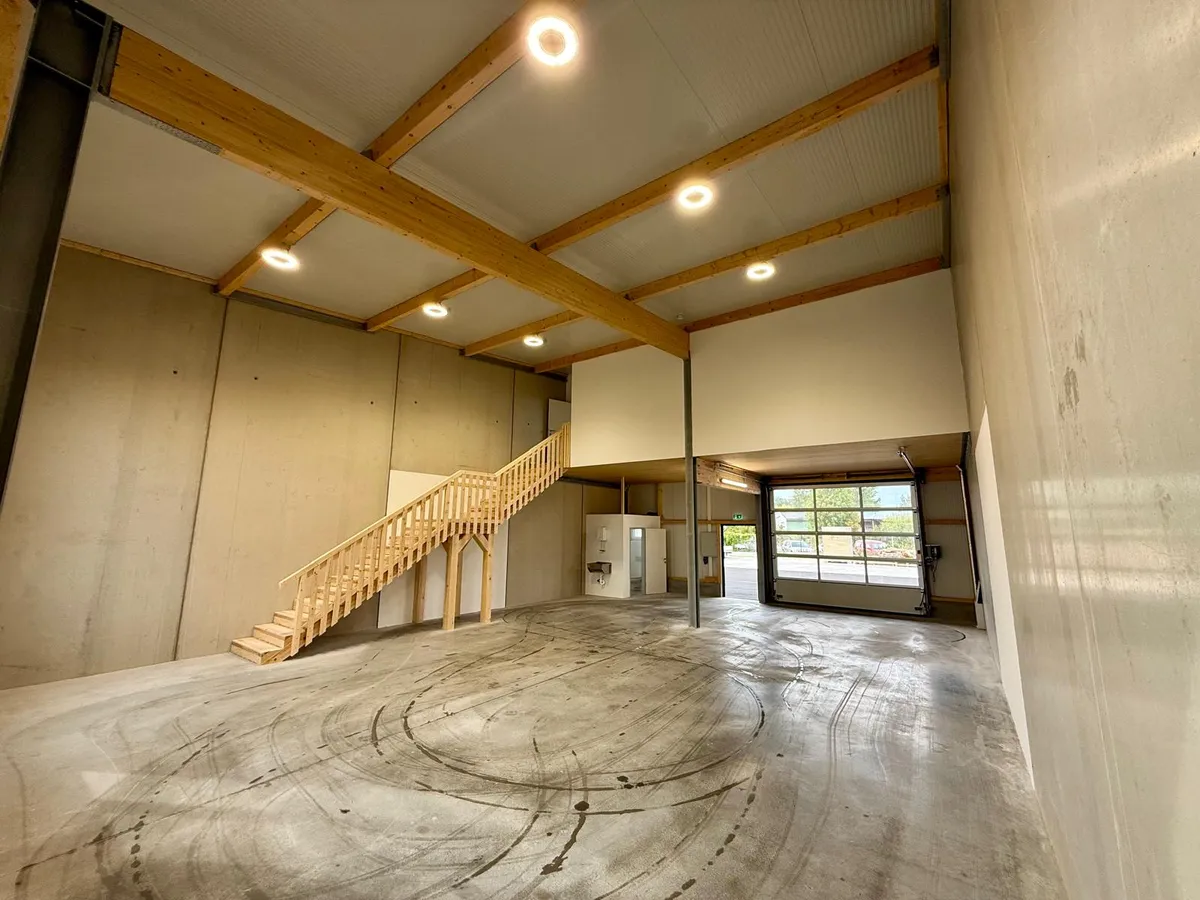 NEUBAU GEWERBEHALLE MIT BÜRO zu Vermieten 180m² Wärmepumpe Erstbezug Matzendorf