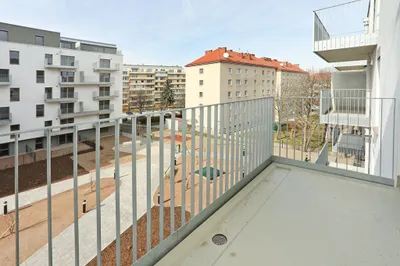 ab Oktober: hochwertige, ruhige 2 Zimmer Wohnung mit und eigenem Balkon! Bahnhof in der Nähe!