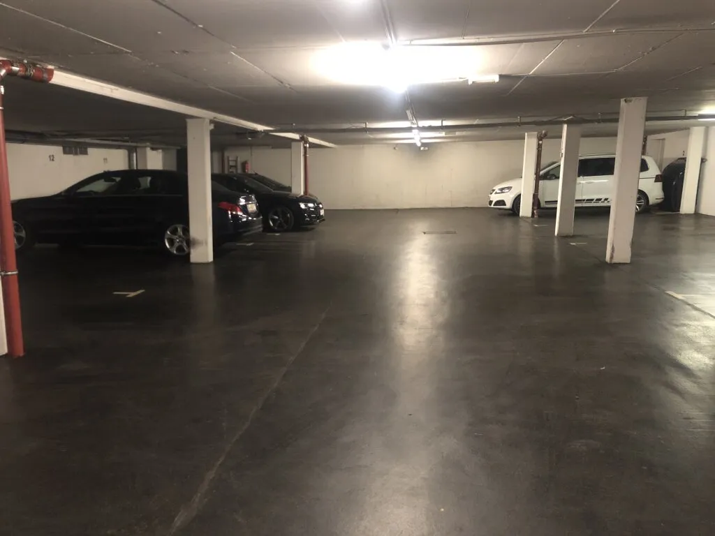 Großzügig ebenerdige Tiefgaragen-Parkplätze mit viel Rangierfläche - Ansicht 2