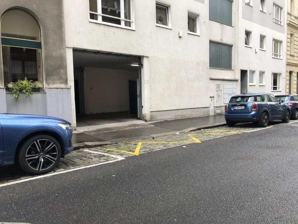 Großzügig ebenerdige Tiefgaragen-Parkplätze mit viel Rangierfläche - Ansicht 3