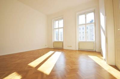 Traumhafte 5-Zimmer-Balkonwohnung in schönem Stilaltbau