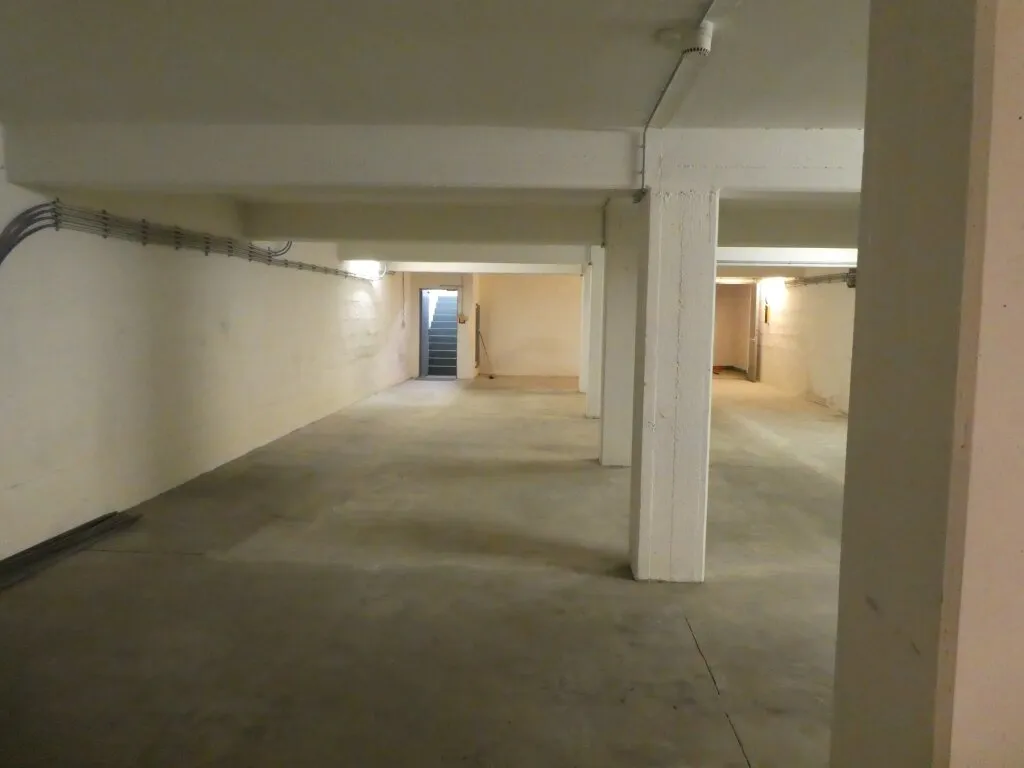 Commercial property, 208 m²