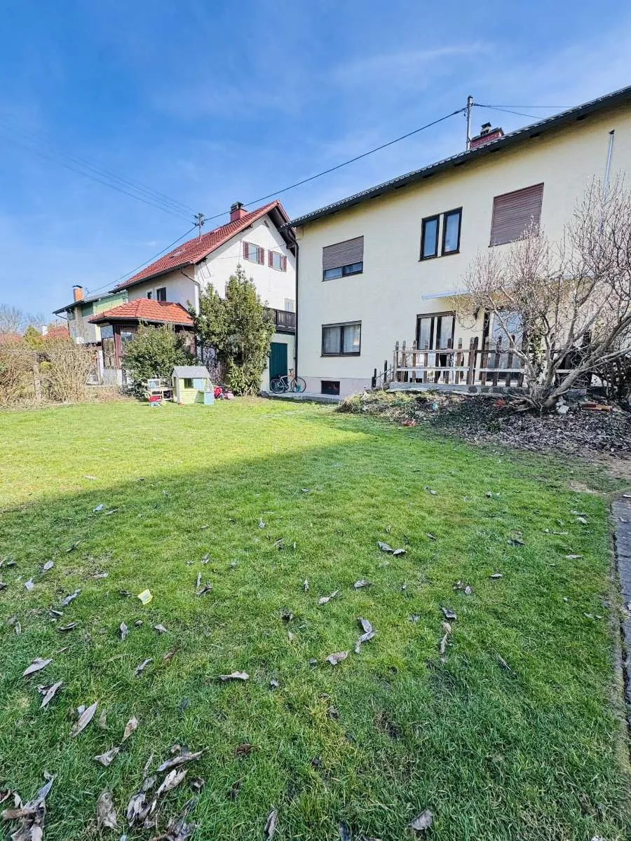 Attraktives Zweifamilienhaus mit zwei vermieteten Wohnungen und neuer Luftwärmepumpe - Widok 3