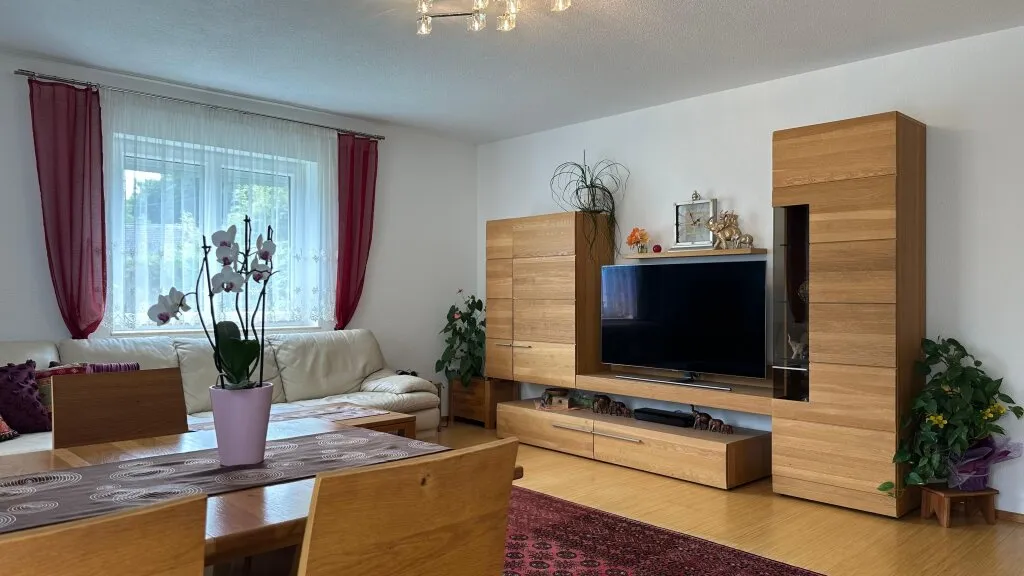 Modernes Haus mit zwei Wohneinheiten und großzügigem Außenbereich - Ansicht 3