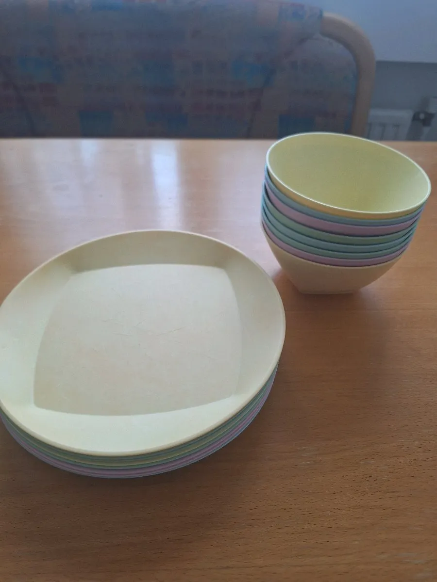 Ikea Plastikteller und Schüsseln, € 0,- (3580 Horn)
