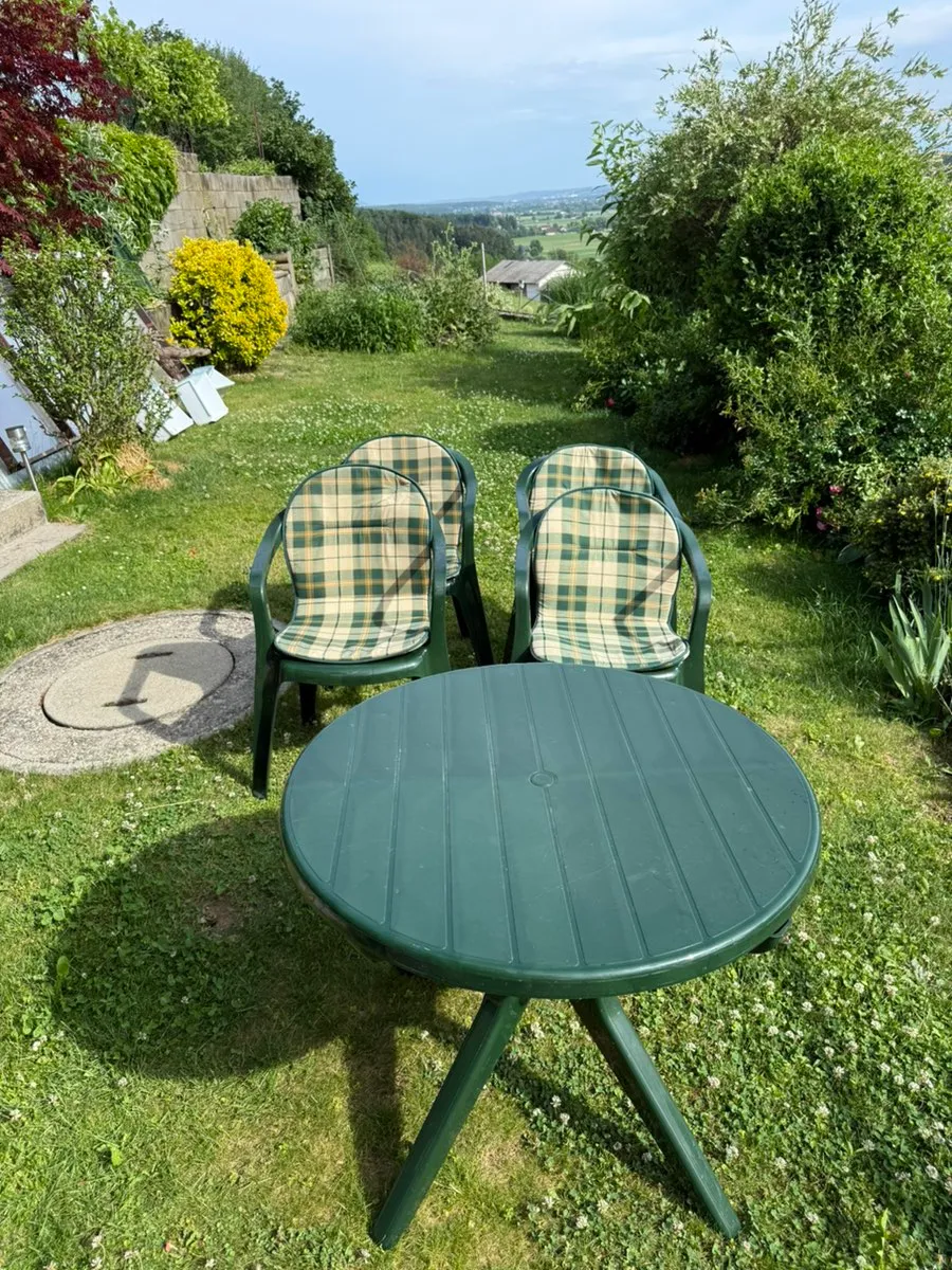 Gartenmöbel-Set: Runder Tisch + 4 Stühle mit Auflagen - wetterfest & pflegeleicht!, € 45,- (8152 Stallhofen)