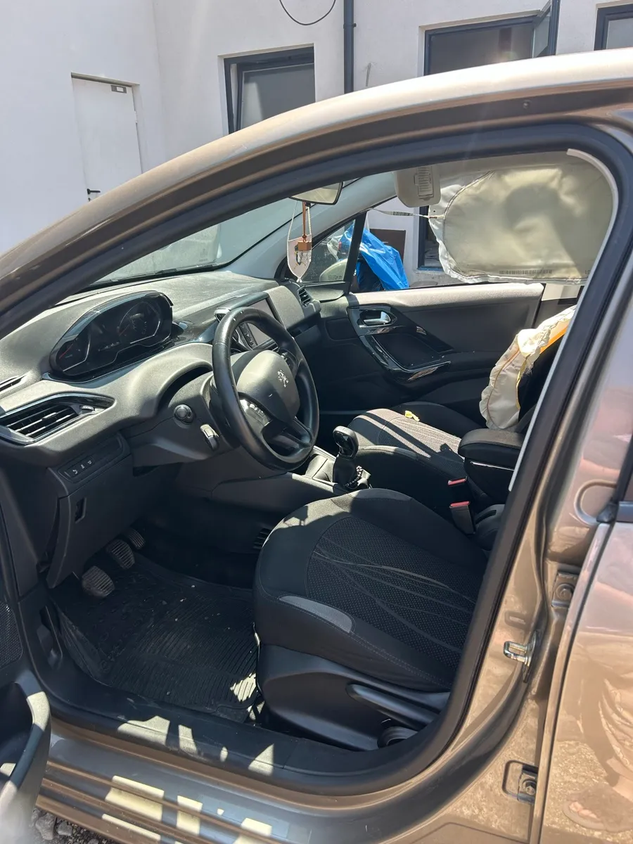 Peugeot 208 2012 photo 2