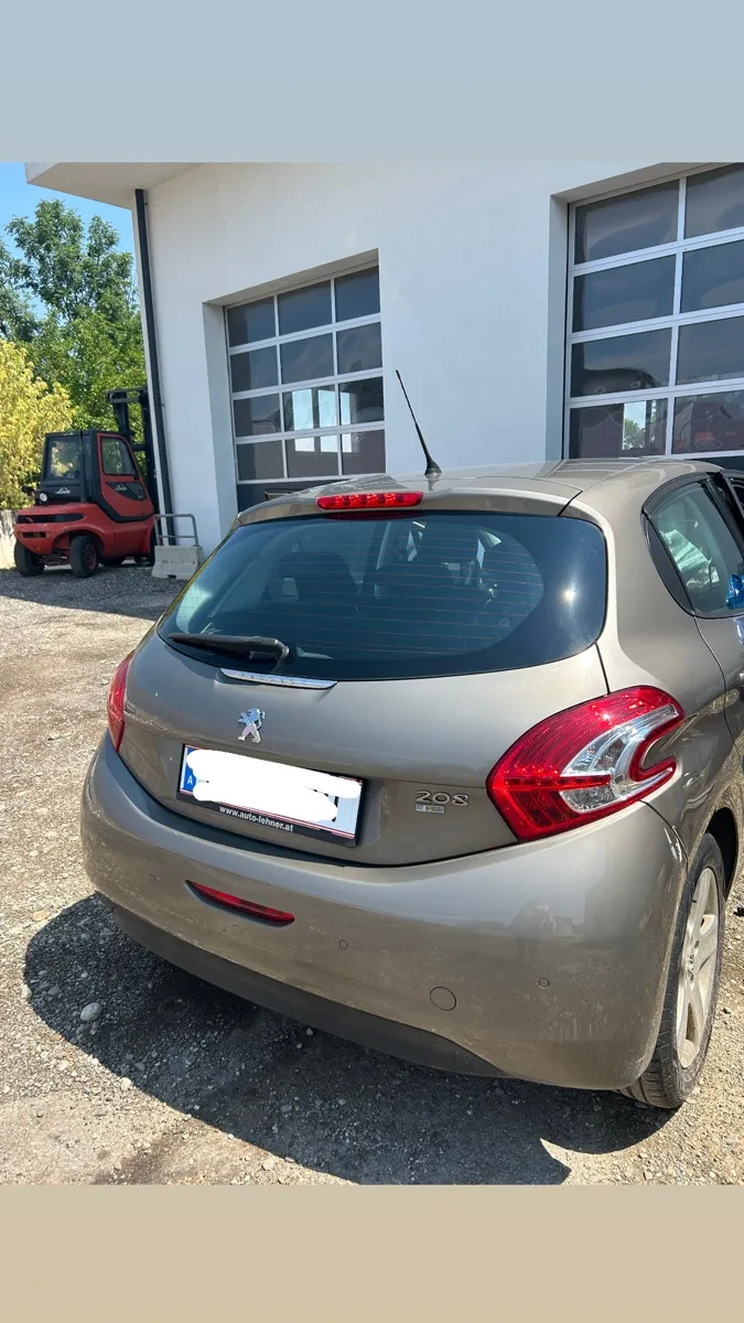 Peugeot 208 2012 photo 3