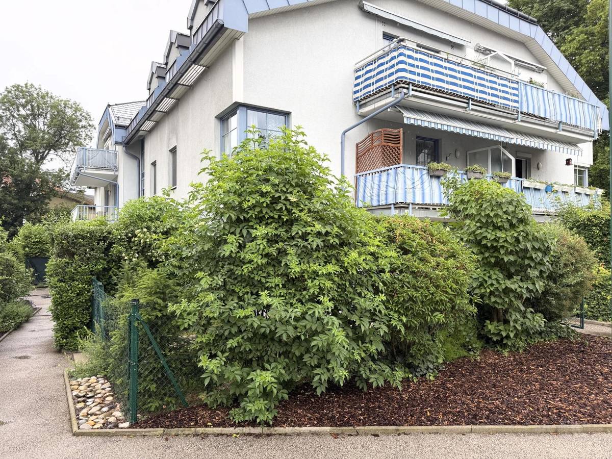 Unbefristete 3-Zimmer-DG-Wohnung mit Balkon und Grünblick // 3-Room Attic Apartment for Rent on an Unlimited Lease, with Balcony and Green Views // - Ansicht 3