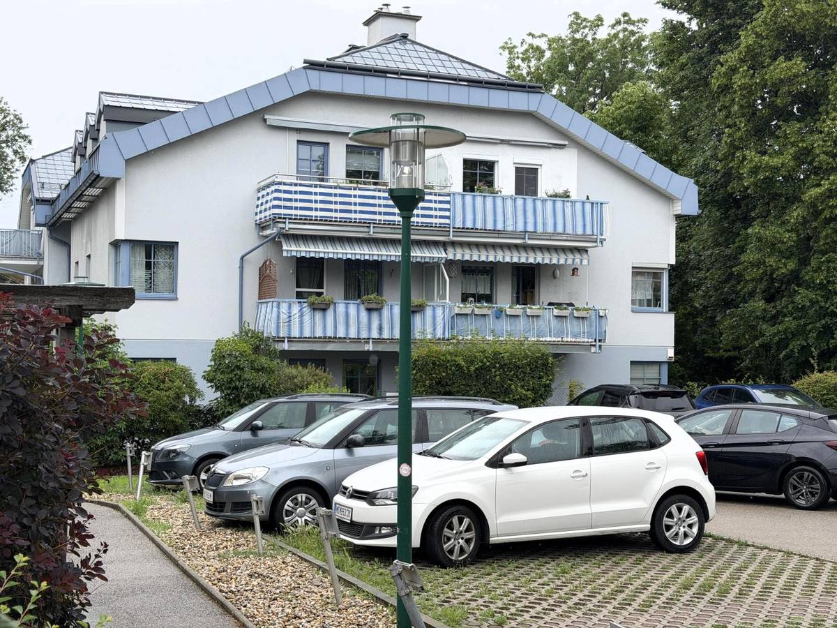 Unbefristete 3-Zimmer-DG-Wohnung mit Balkon und Grünblick // 3-Room Attic Apartment for Rent on an Unlimited Lease, with Balcony and Green Views // - Ansicht 2