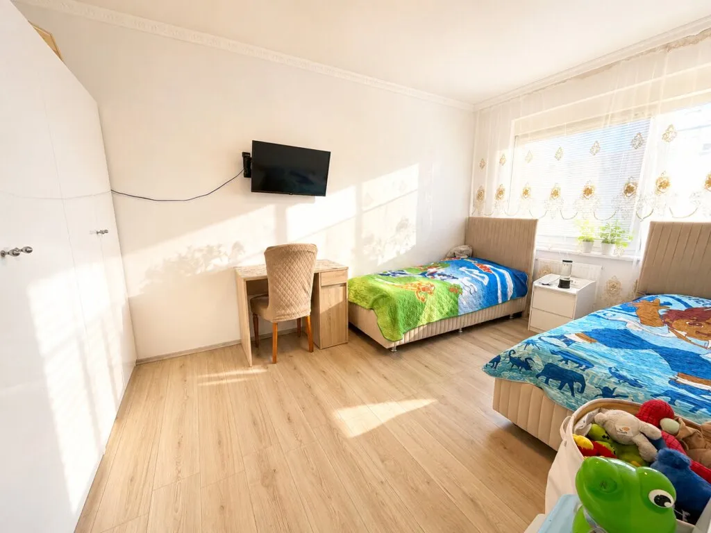 PERFEKT AUFGETEILTE 4-Zimmer-Wohnung mit ca. 92 m² & Parkplatz - Ansicht 2