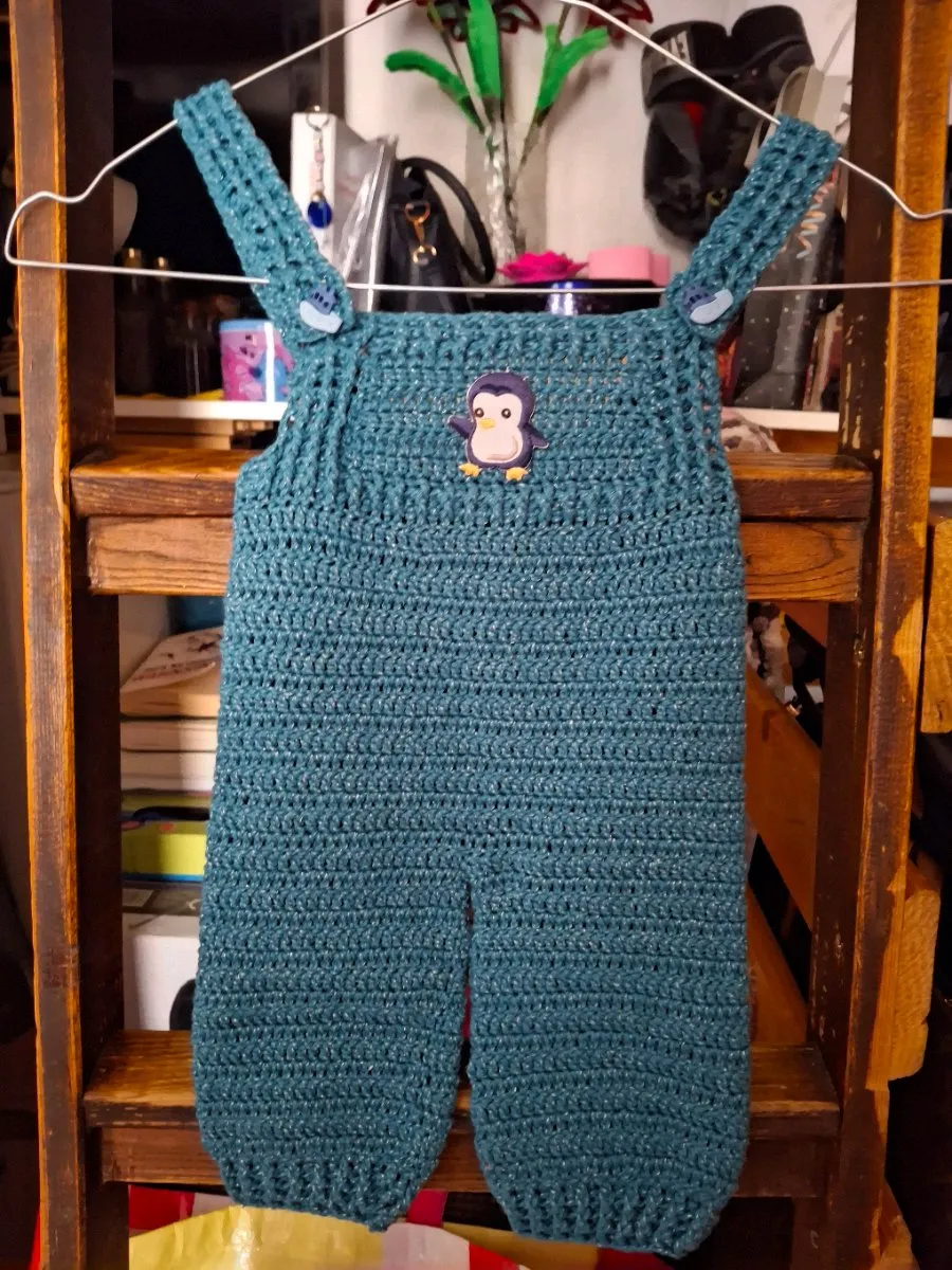 Gehäkelte Baby Strampler für Buben