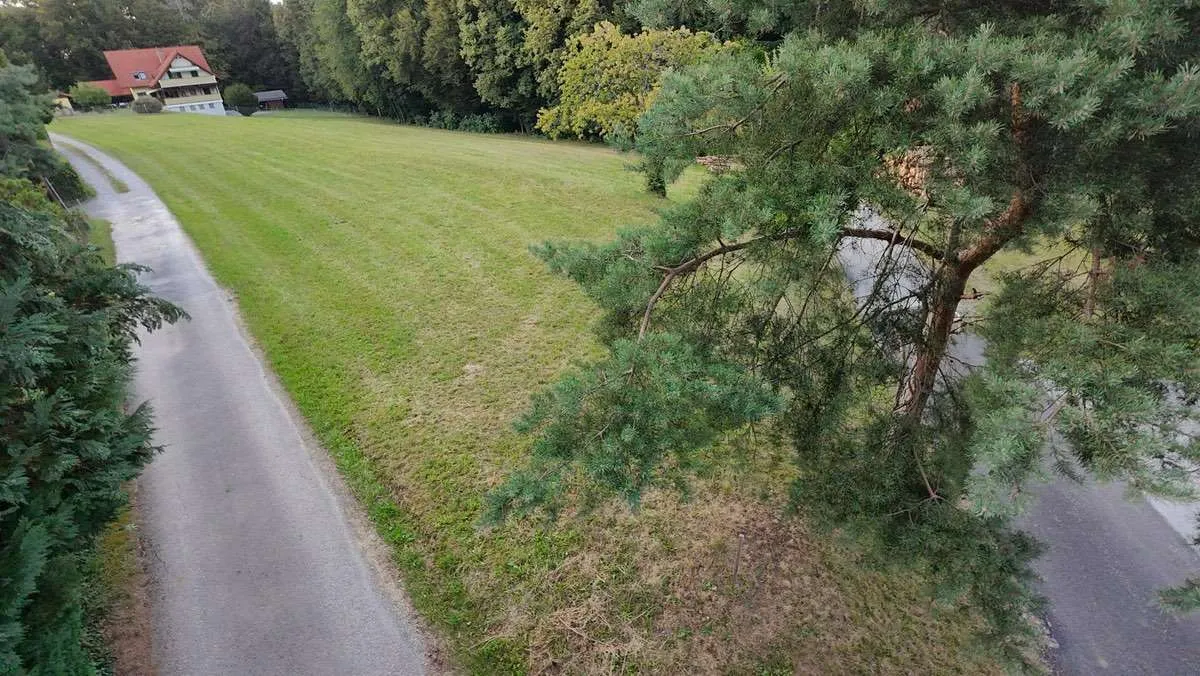 Sonniges und Ruhiges Baugrundstück in Privatstrasse